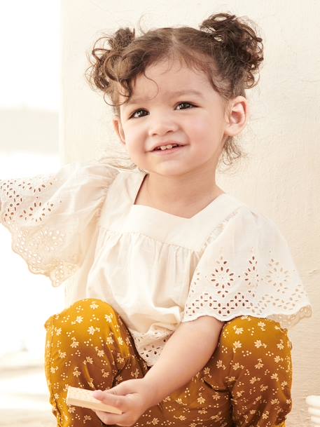 Blusa de mangas curtas para bebé, em bordado inglês cru 