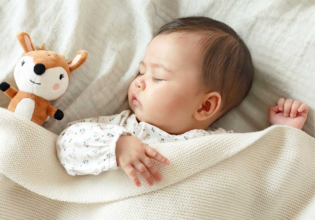 Deve o bebé dormir com a luz acesa ou luz apagada?