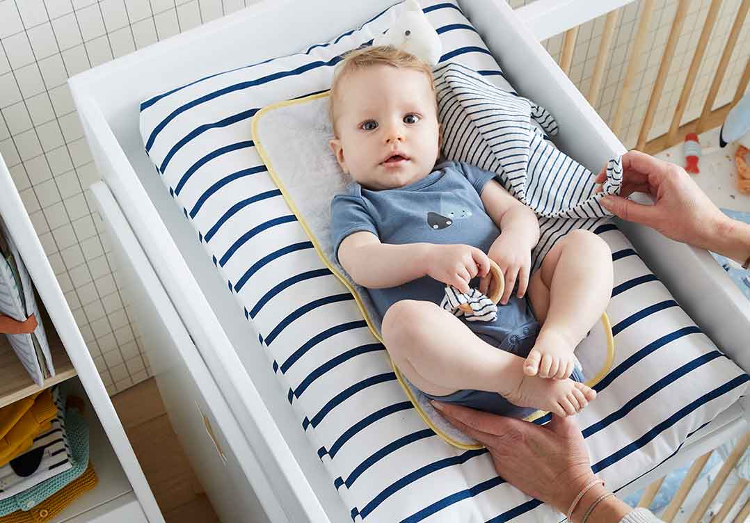 Chegou o momento de mudar a fralda ao bebé: quais os cuidados a ter?